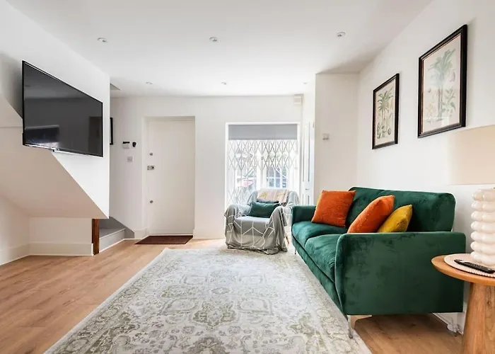 2Bd Mews House, Wanstead